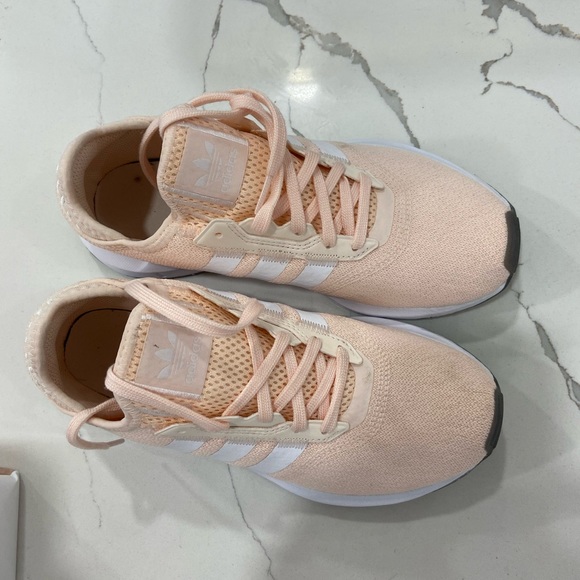 Adidas Sneaker size 7.5 - Picture 2 of 8